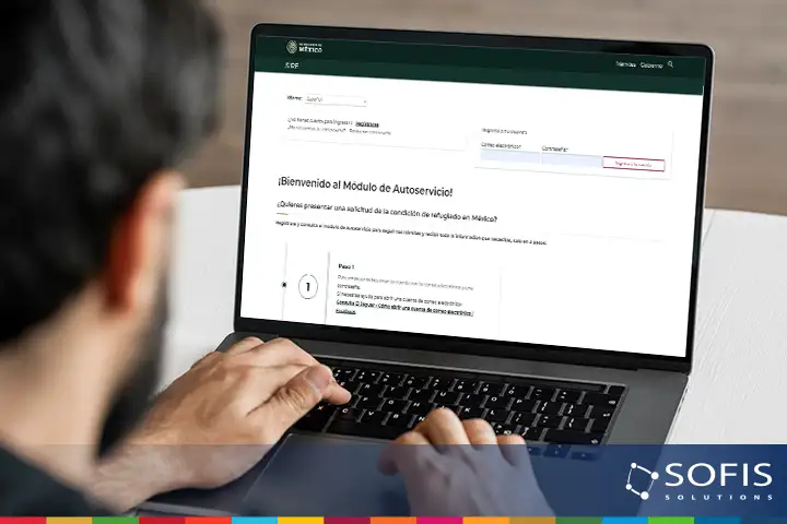Pessoa em frente a um computador a verificar o sistema SIRE